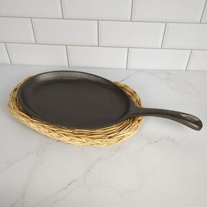 FAJITA SIZZLER SET Cast iron skillet with wicker trivet. New in original box.